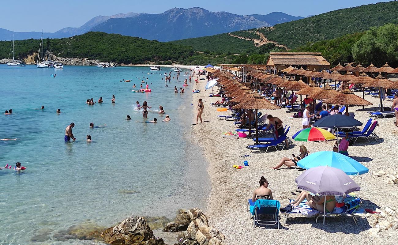 Vathiavaly II Plajı'in fotoğrafı küçük beyaz çakıllar yüzey ile