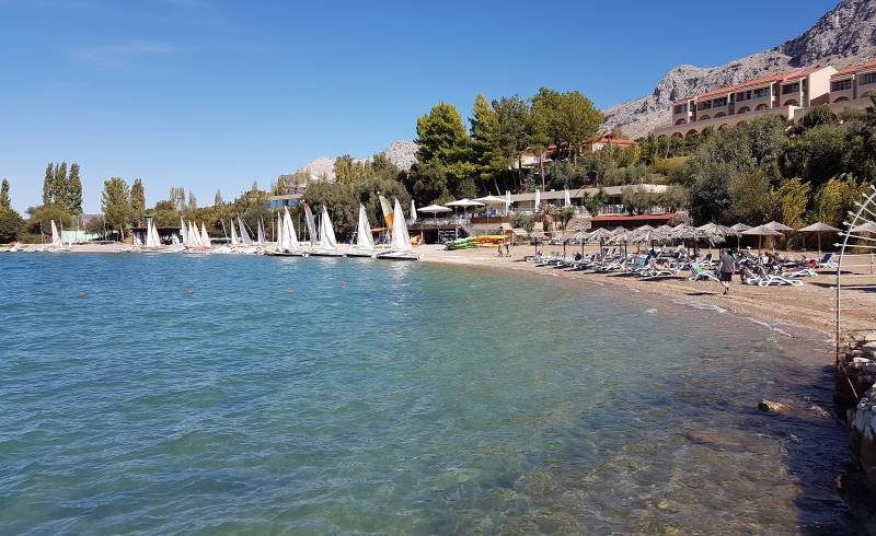 Vounaki beach'in fotoğrafı küçük kahverengi çakıllar yüzey ile