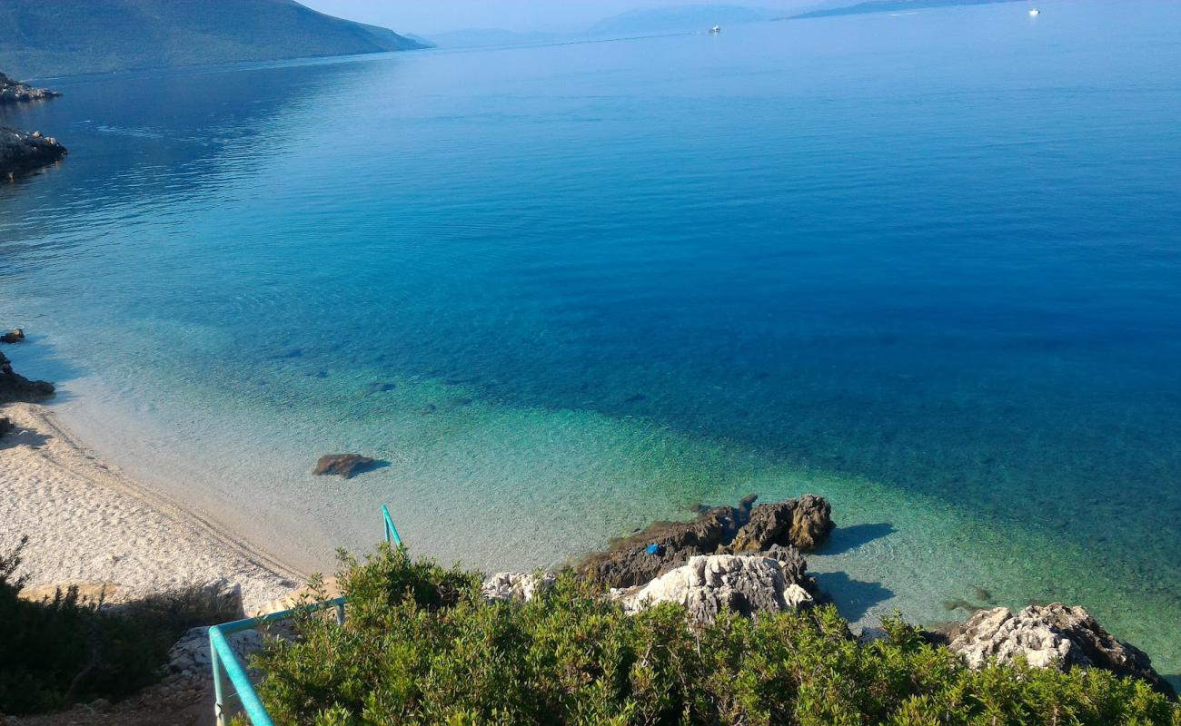 Elia beach'in fotoğrafı beyaz ince çakıl yüzey ile