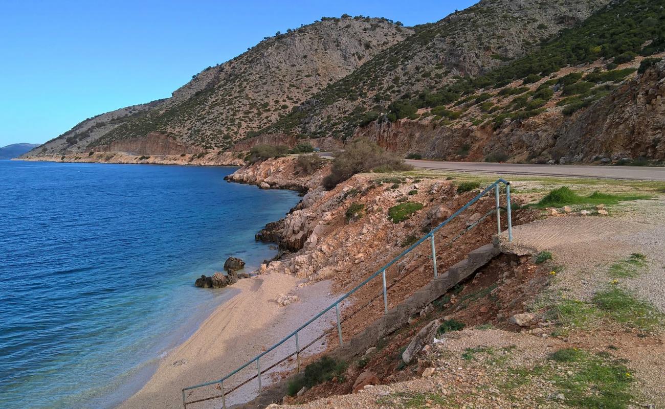 Elia 2 beach'in fotoğrafı küçük beyaz çakıllar yüzey ile
