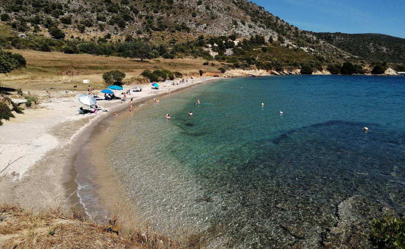 Agrilia beach'in fotoğrafı hafif ince çakıl taş yüzey ile