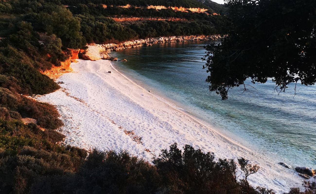 Vela sandy beach'in fotoğrafı küçük bej çakıl yüzey ile