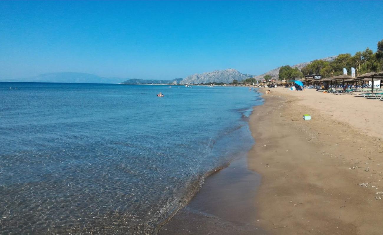 Louros beach'in fotoğrafı kahverengi kum yüzey ile