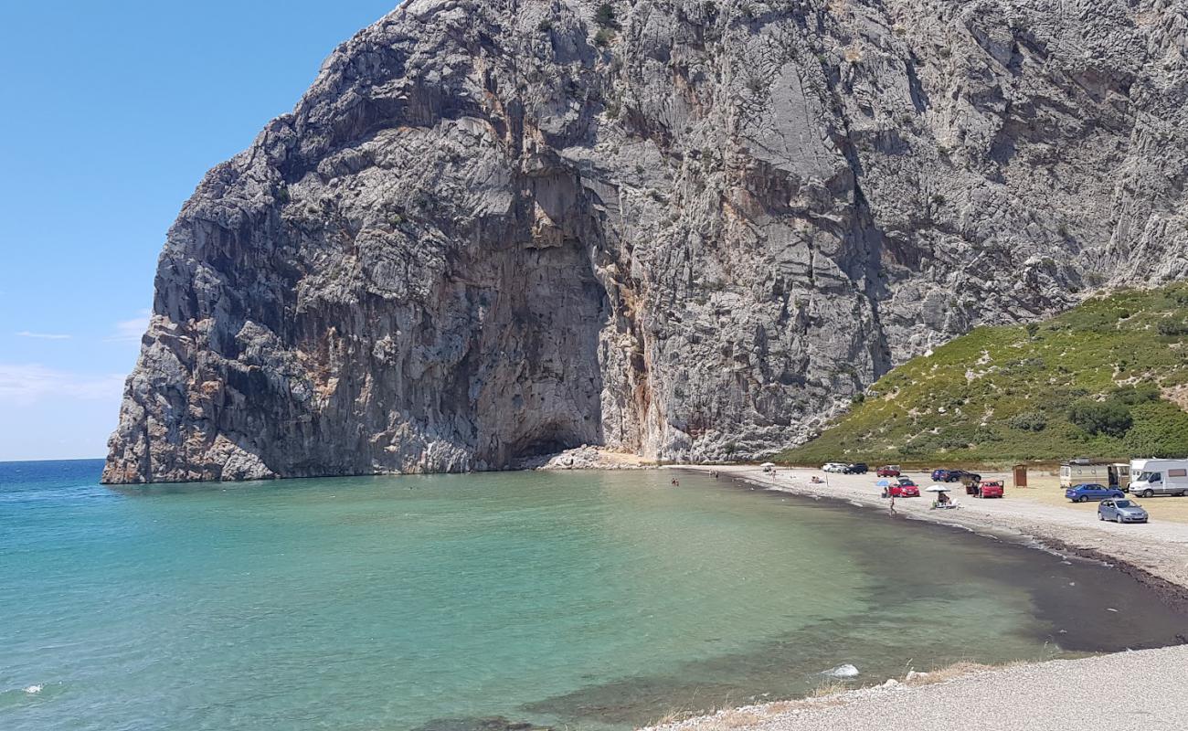 Rocky beach'in fotoğrafı gri kum ve çakıl yüzey ile