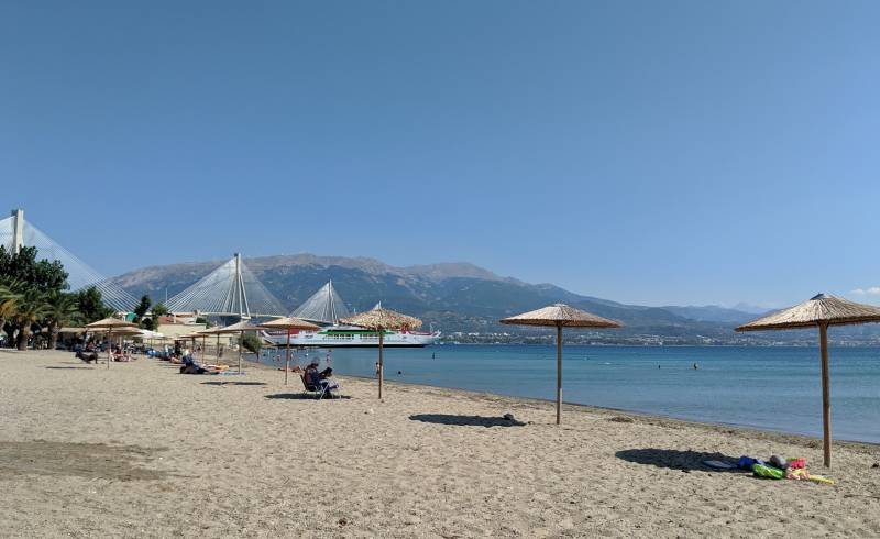 Antirrio beach'in fotoğrafı kahverengi kum yüzey ile