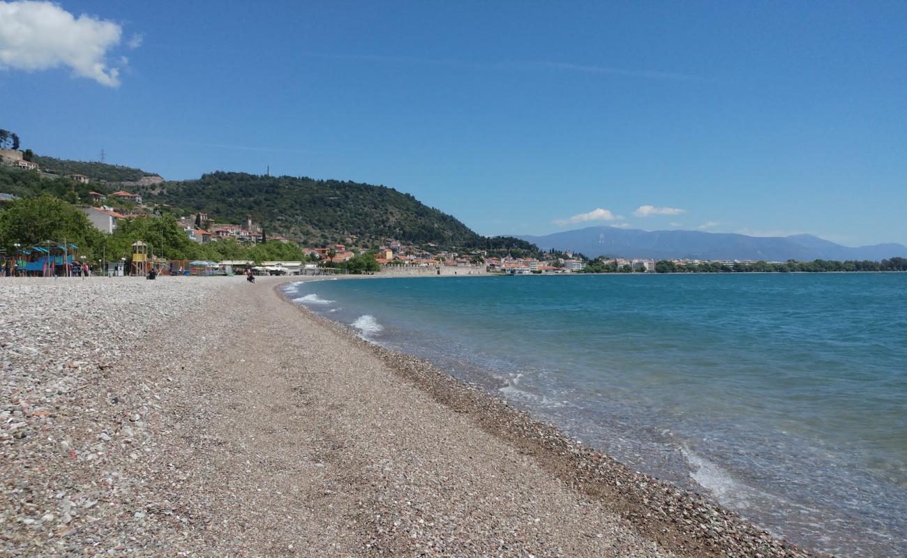 Nafpaktos psani beach'in fotoğrafı küçük gri çakıllar yüzey ile