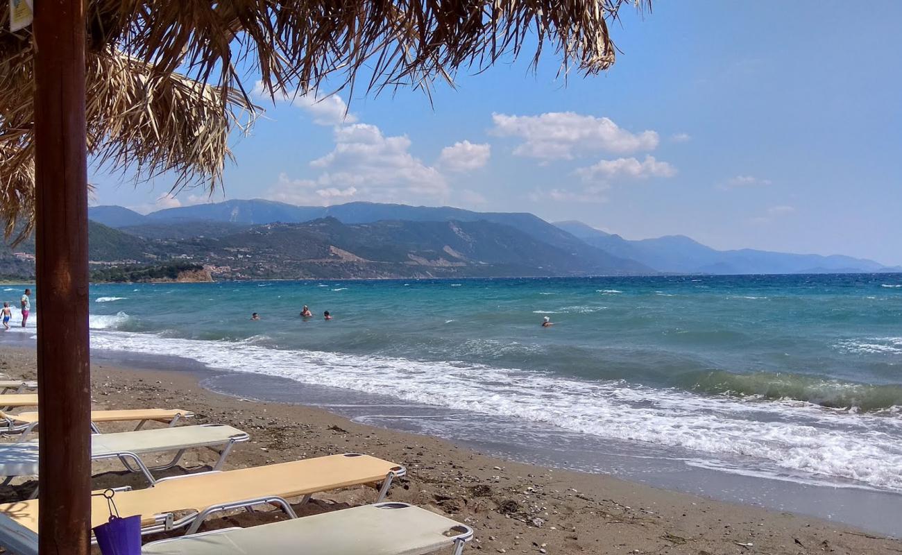 Chiliadou beach'in fotoğrafı kahverengi kum yüzey ile