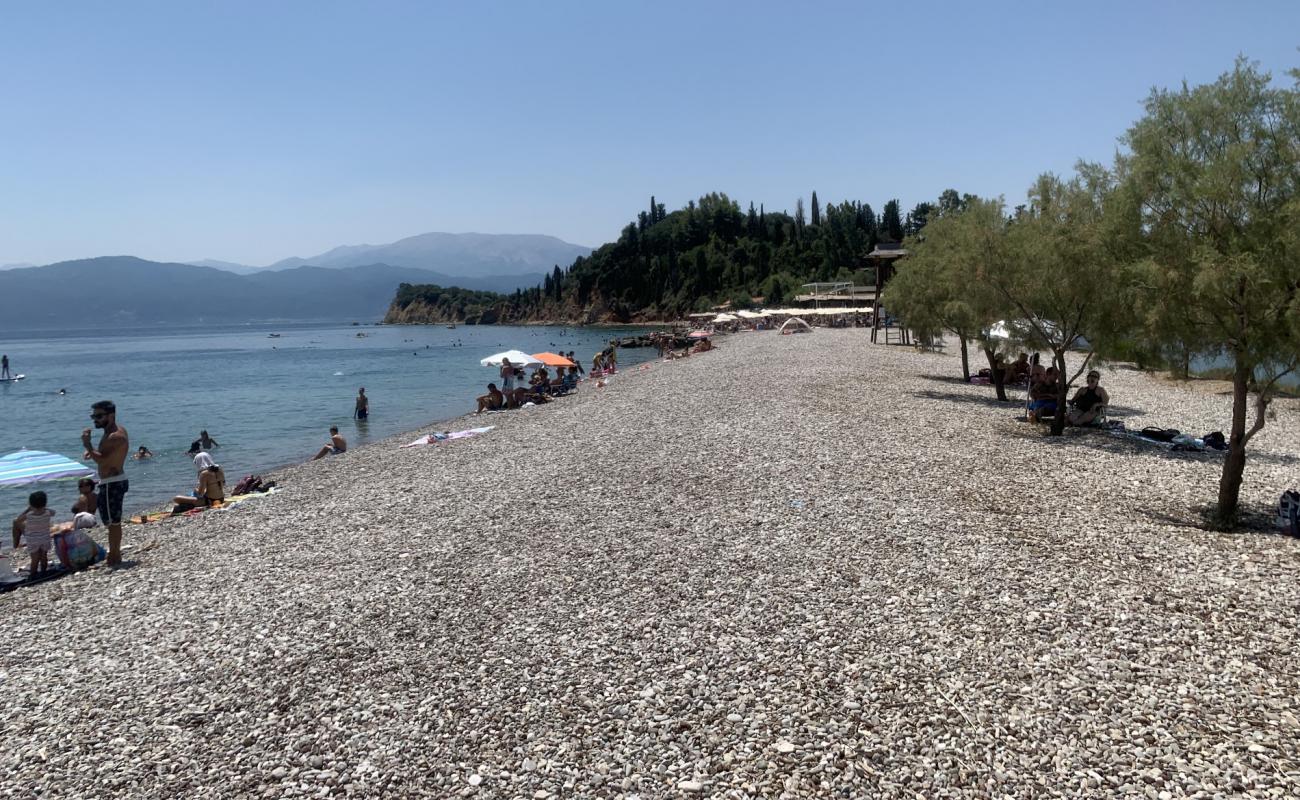 Blue lake beach'in fotoğrafı gri ince çakıl taş yüzey ile