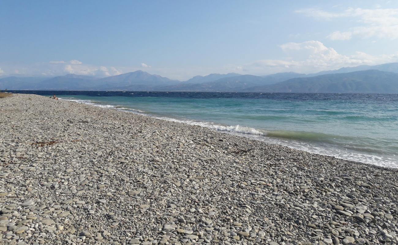 Marathias beach'in fotoğrafı hafif çakıl yüzey ile