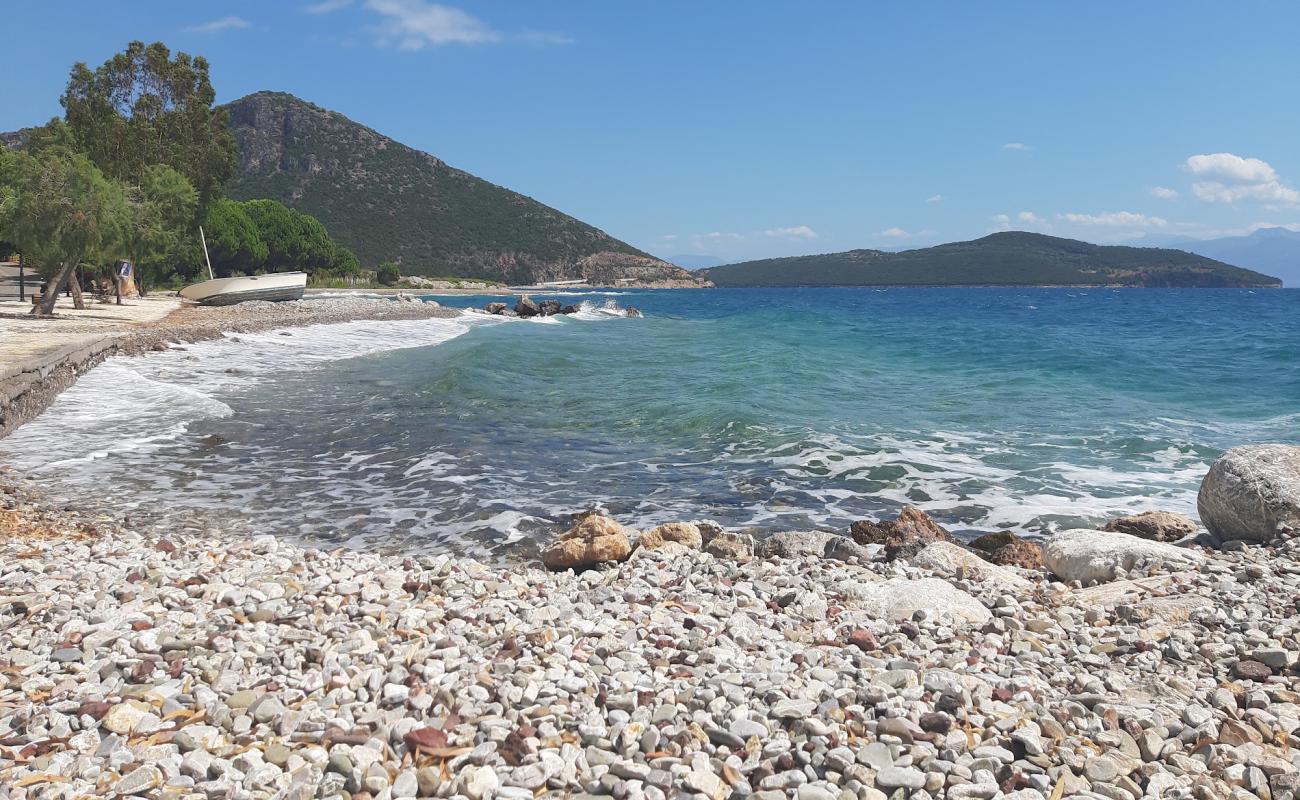 Sergoulas beach'in fotoğrafı bej çakıl yüzey ile