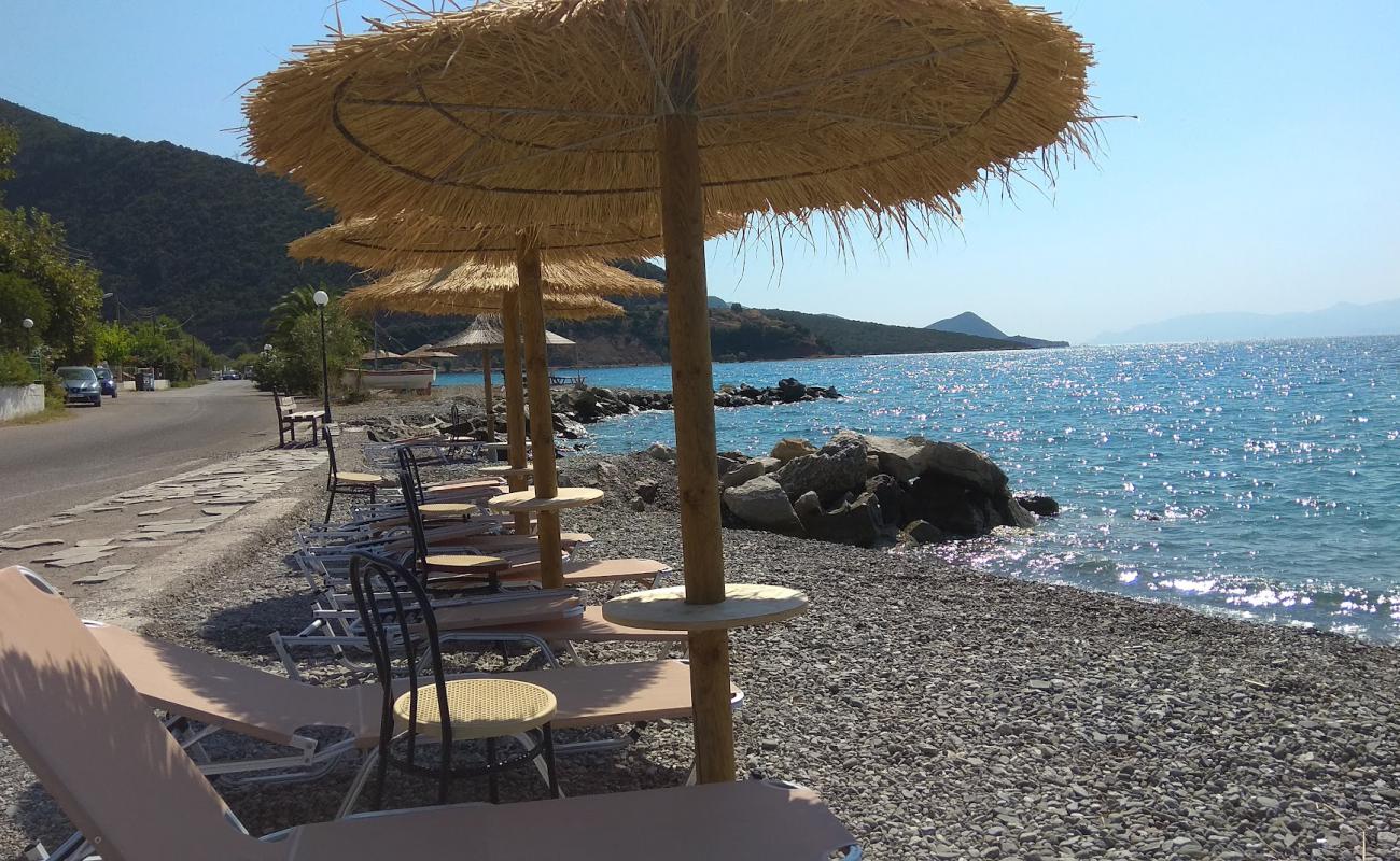 Spilia beach'in fotoğrafı gri ince çakıl taş yüzey ile