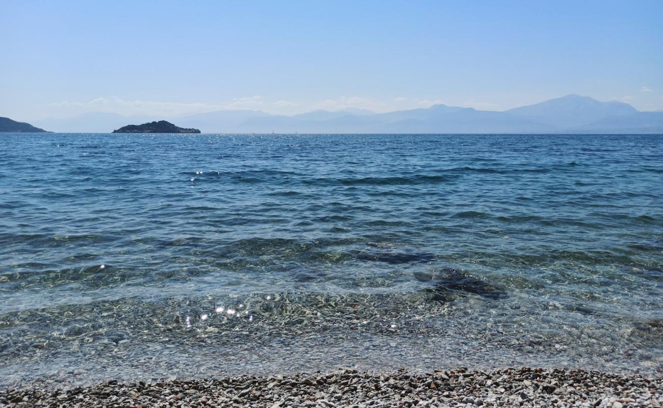 Agios Spiridon beach'in fotoğrafı gri çakıl taşı yüzey ile