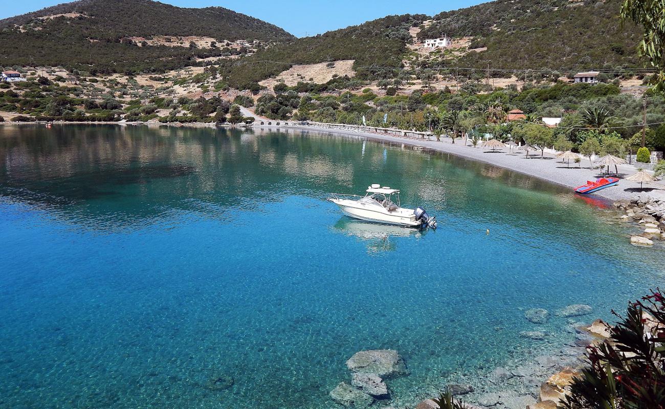 Agios Nikolaos beach'in fotoğrafı gri ince çakıl taş yüzey ile