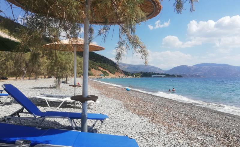 Bathis beach'in fotoğrafı gri ince çakıl taş yüzey ile