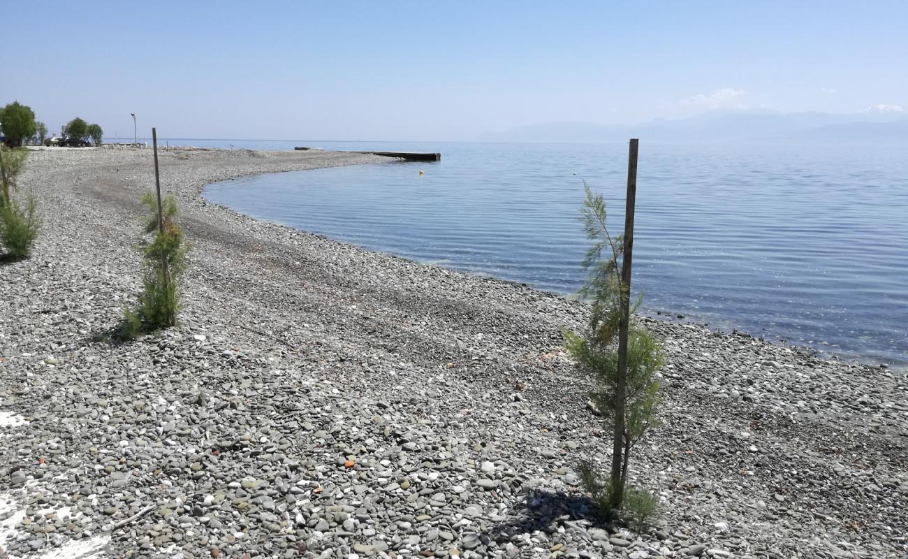 Delphi beach'in fotoğrafı gri ince çakıl taş yüzey ile