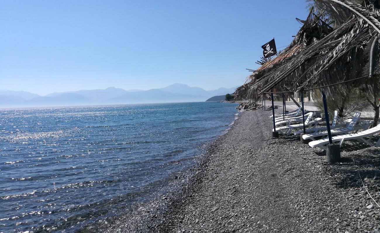 Tolofonas beach'in fotoğrafı gri ince çakıl taş yüzey ile