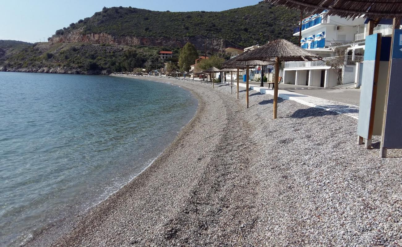 Agios Panton beach'in fotoğrafı küçük gri çakıllar yüzey ile