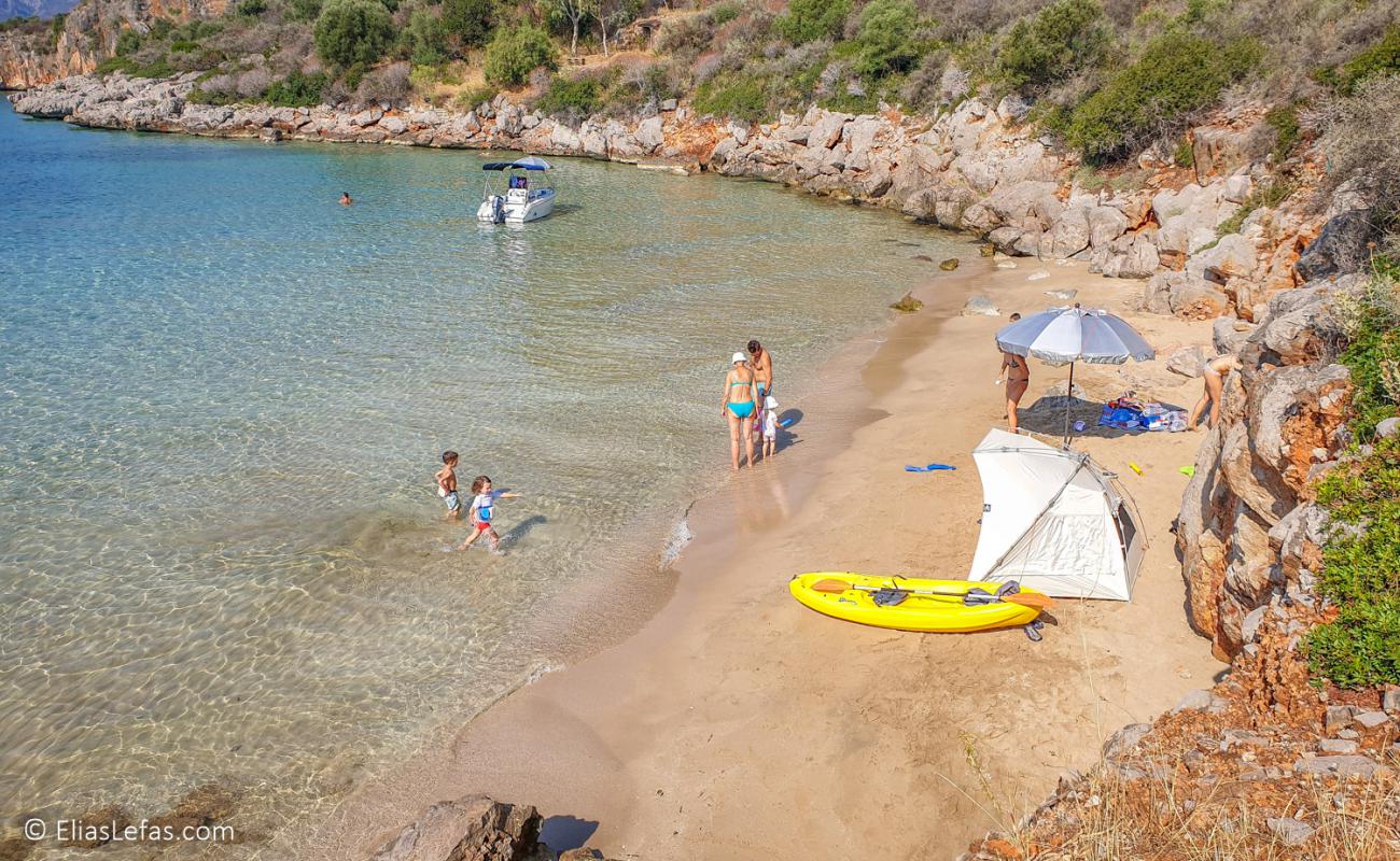 Asteri beach'in fotoğrafı açık bej kum yüzey ile
