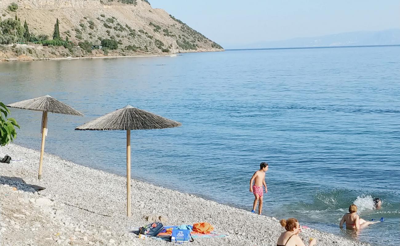 Vrachakia beach'in fotoğrafı bej çakıl yüzey ile