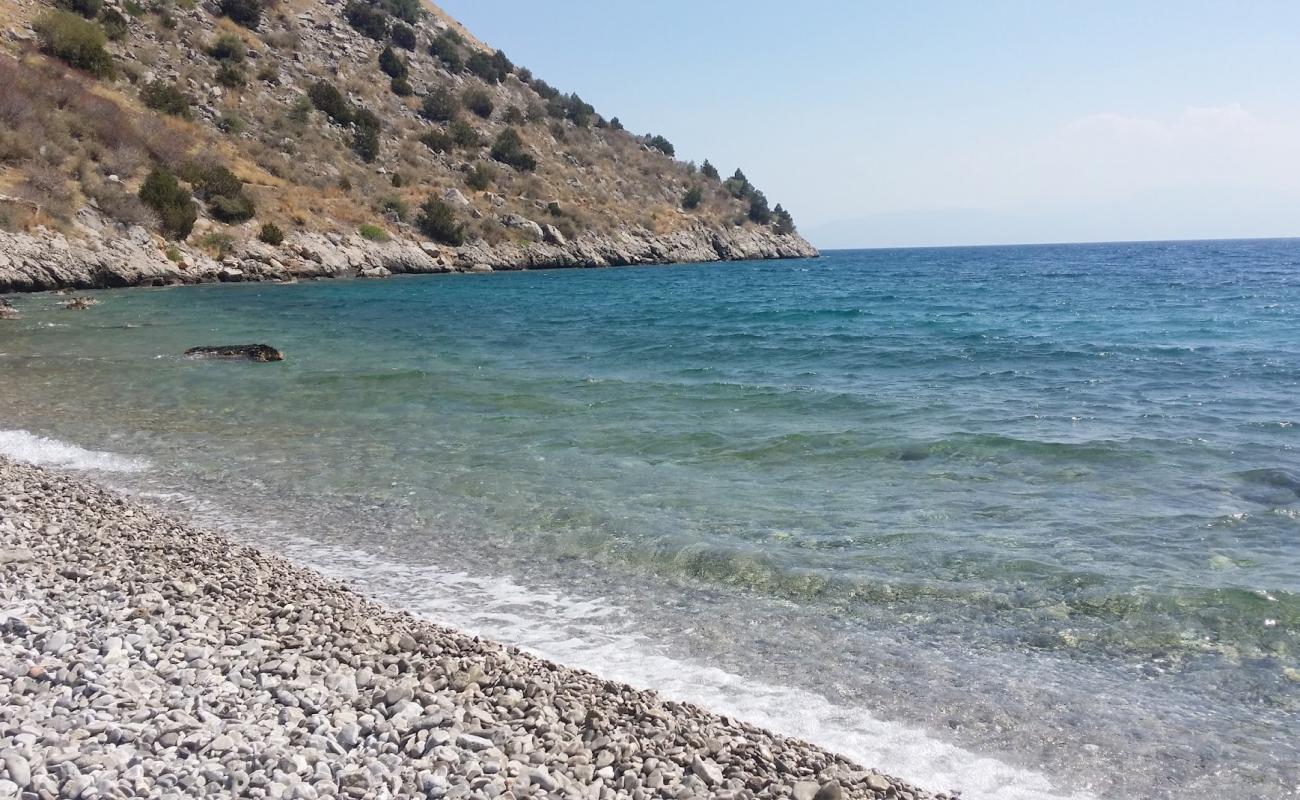 Vrachakia nat. beach'in fotoğrafı bej çakıl yüzey ile