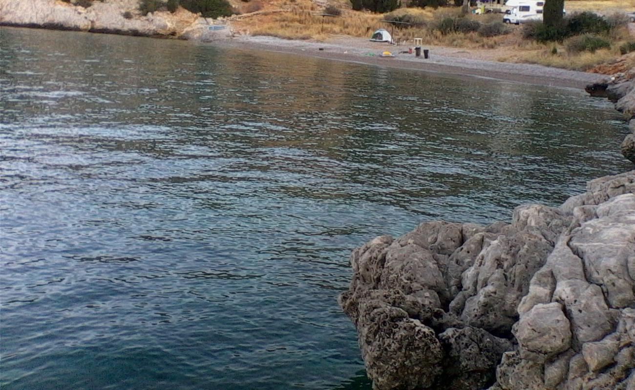 Mokas Beach'in fotoğrafı küçük bej çakıl yüzey ile