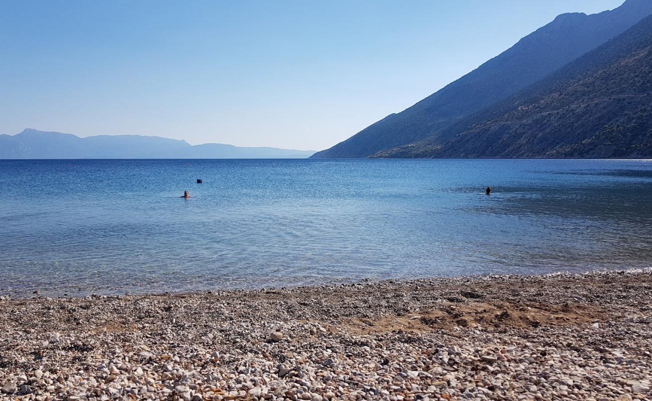 Livadastrata beach'in fotoğrafı siyah kum ve çakıllar yüzey ile