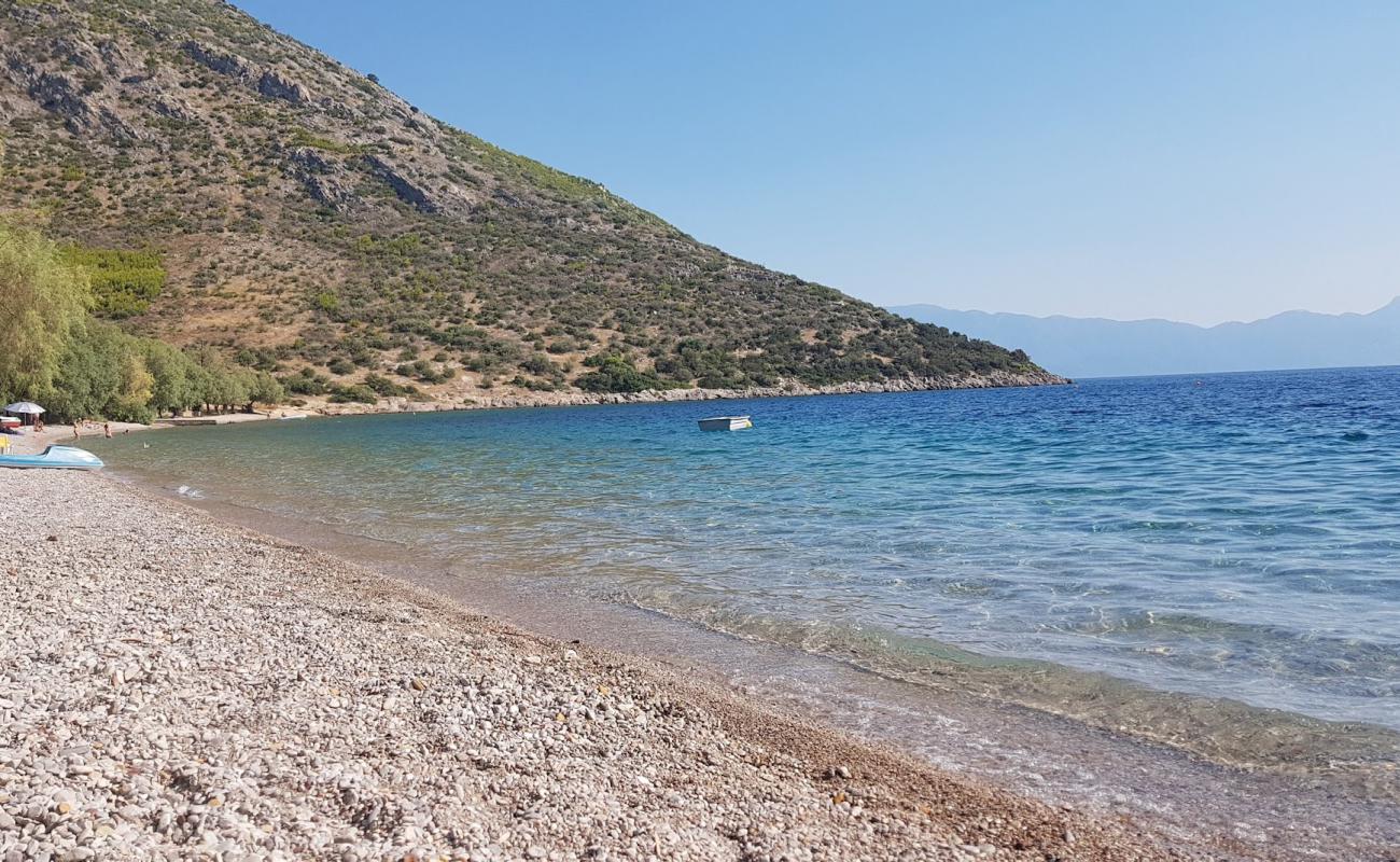 Straw of voeotia beach'in fotoğrafı hafif ince çakıl taş yüzey ile