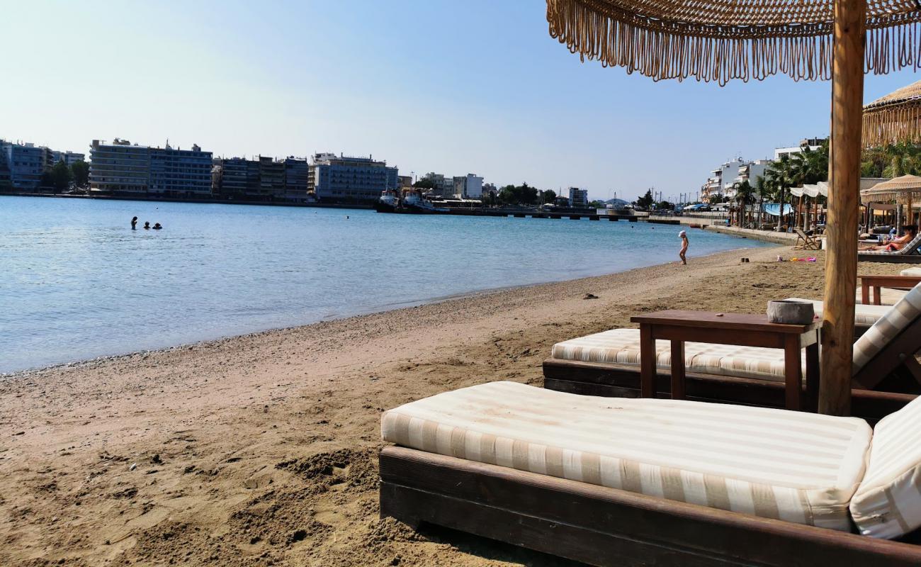 Asteria beach'in fotoğrafı kahverengi kum yüzey ile