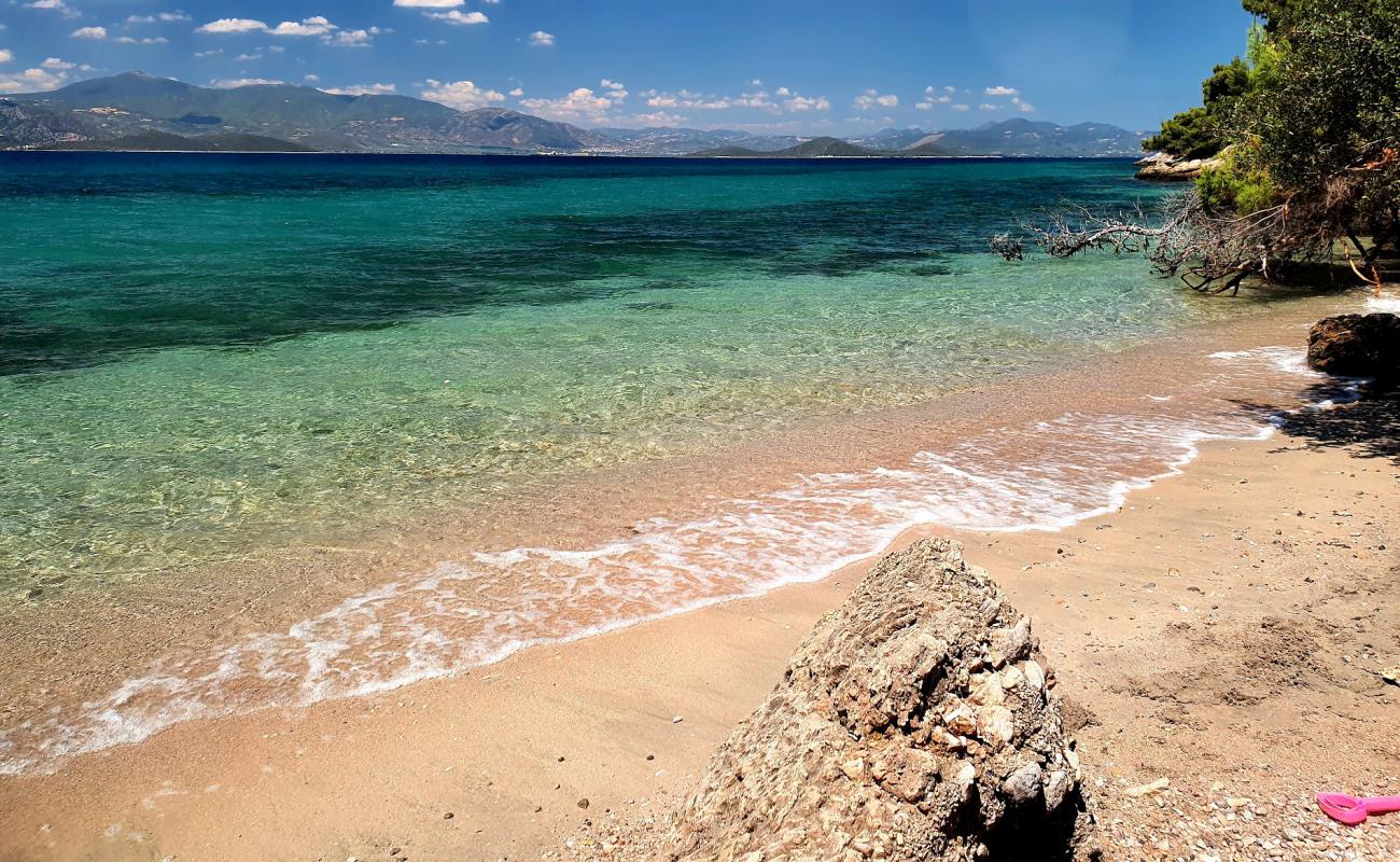 Vougiouklaki beach'in fotoğrafı parlak kum yüzey ile