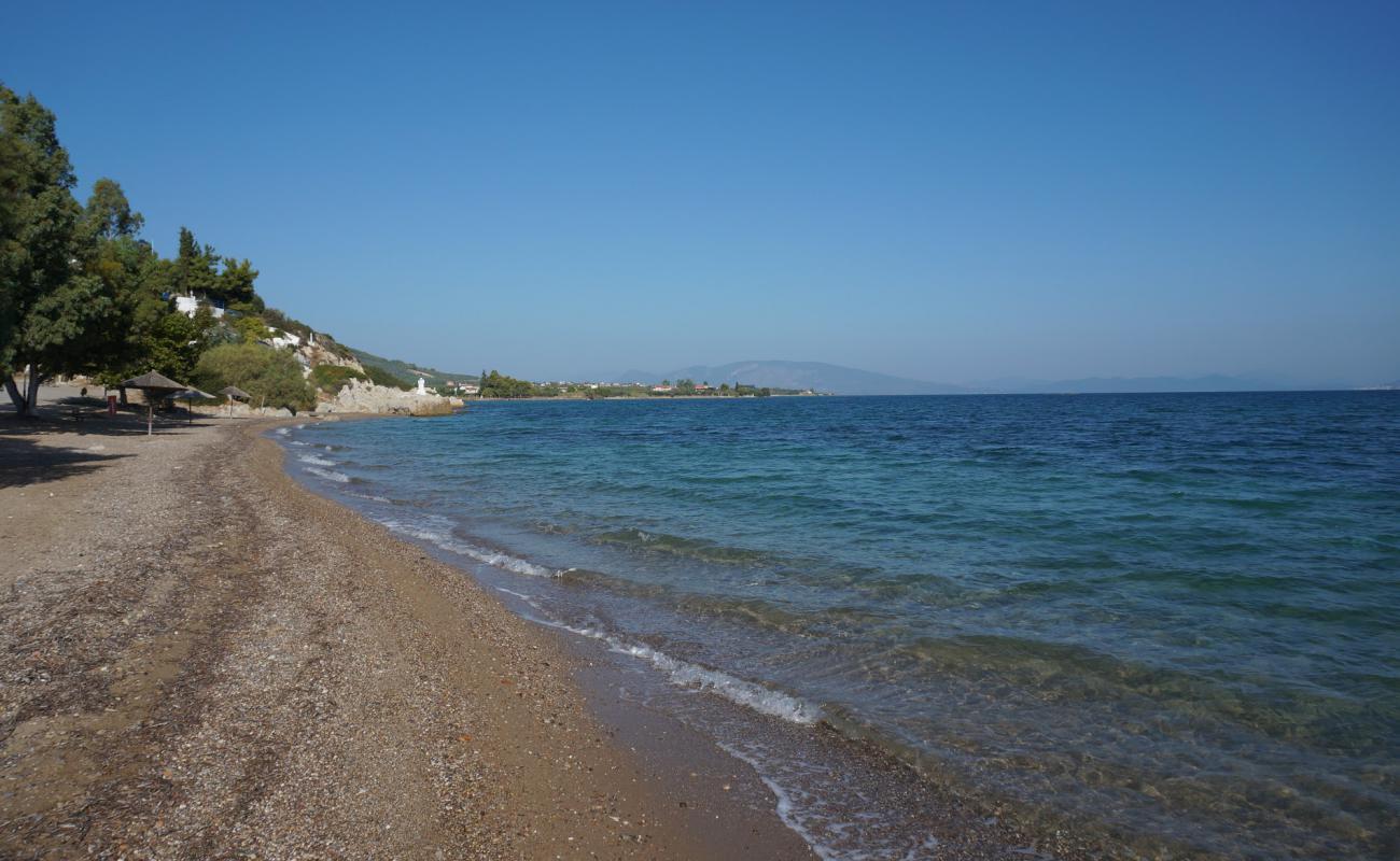 Agios Ioannis mikro beach'in fotoğrafı siyah kum ve çakıllar yüzey ile