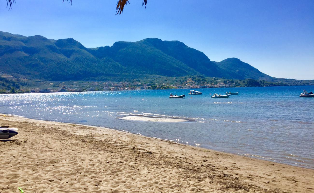 Agios Konstantinos beach'in fotoğrafı kahverengi kum yüzey ile