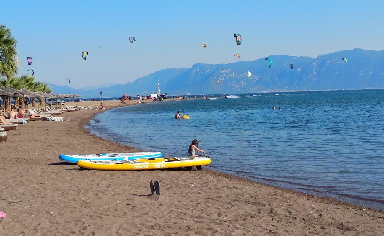 Raches faros beach'in fotoğrafı siyah kum ve çakıllar yüzey ile