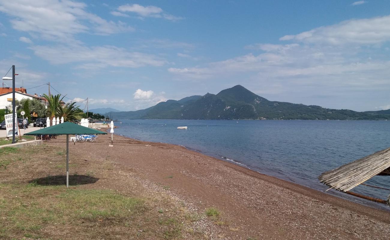 Achladi beach'in fotoğrafı siyah kum ve çakıllar yüzey ile
