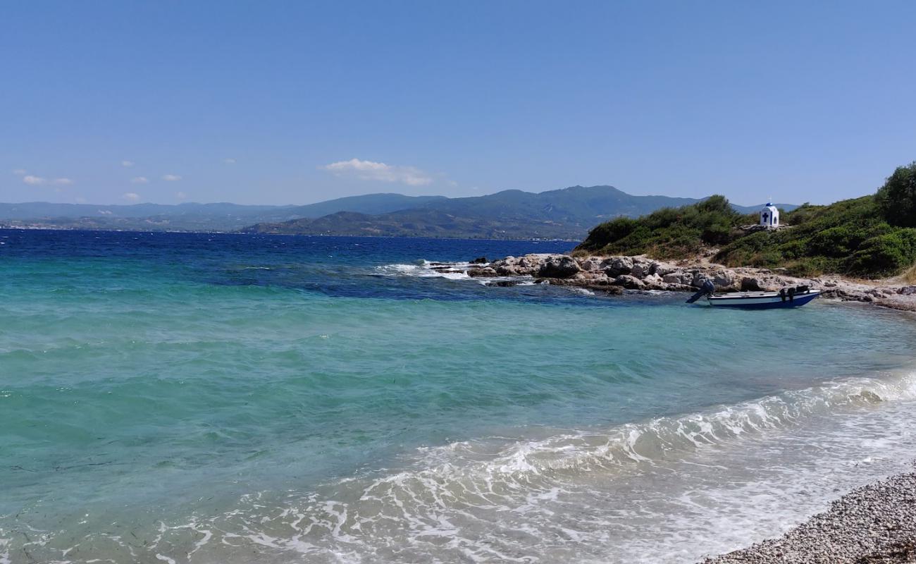Phaprikezaina beach'in fotoğrafı küçük beyaz çakıllar yüzey ile