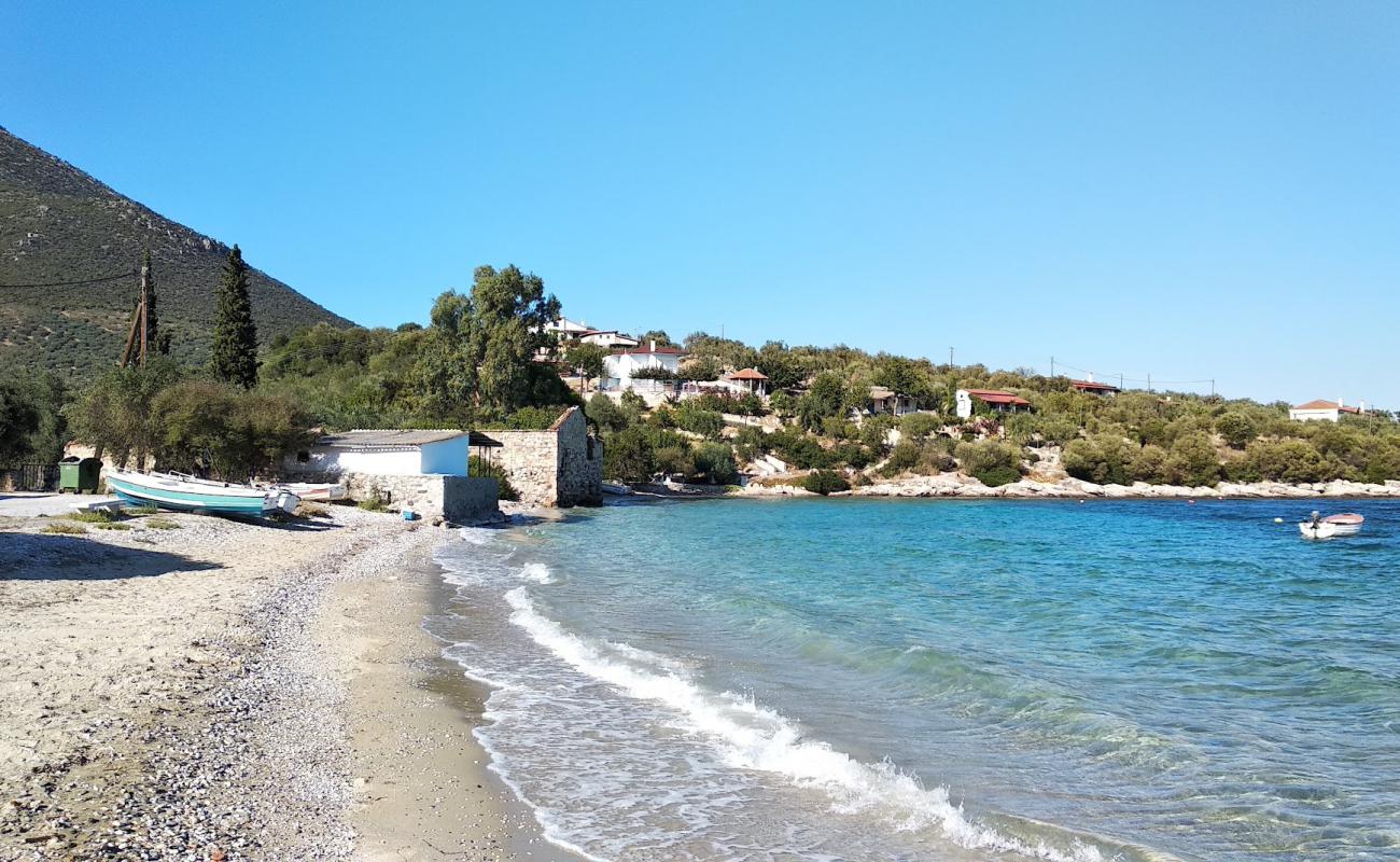 Lantern beach'in fotoğrafı küçük beyaz çakıllar yüzey ile
