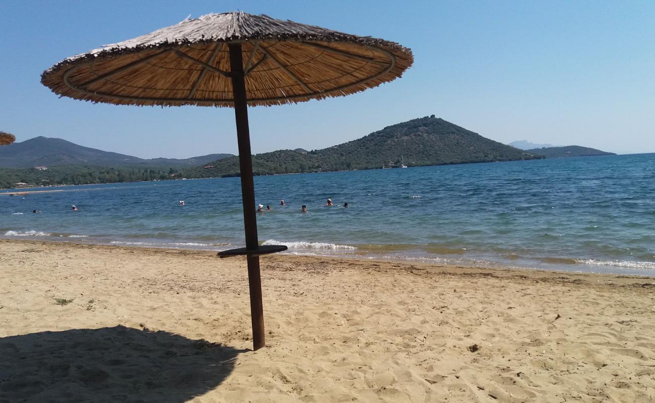 Lichoura beach'in fotoğrafı açık bej kum yüzey ile