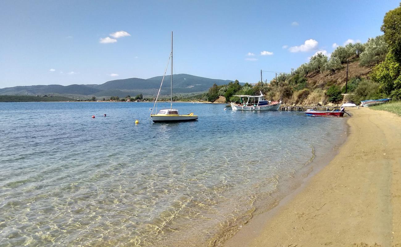 Loutro beach'in fotoğrafı parlak kum yüzey ile