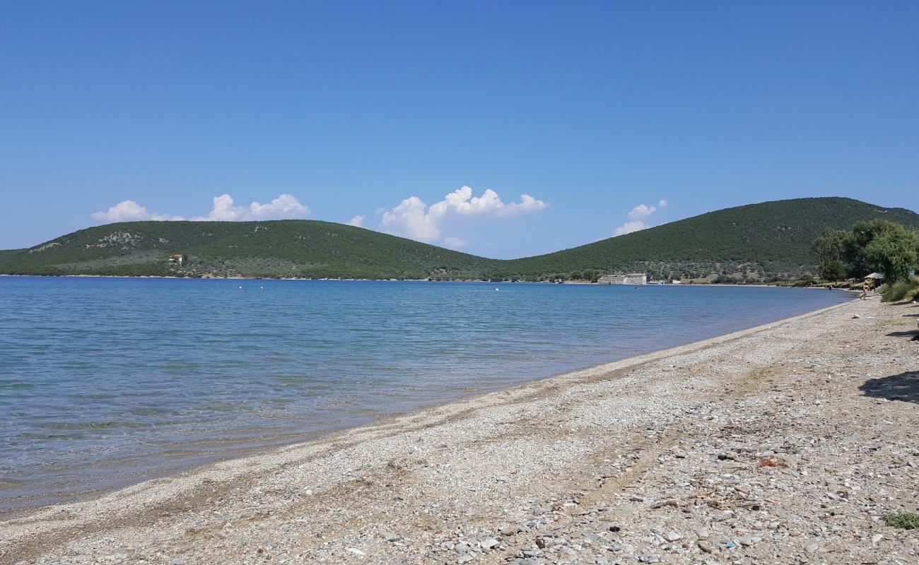 Nies beach'in fotoğrafı bej kum ve çakıl yüzey ile
