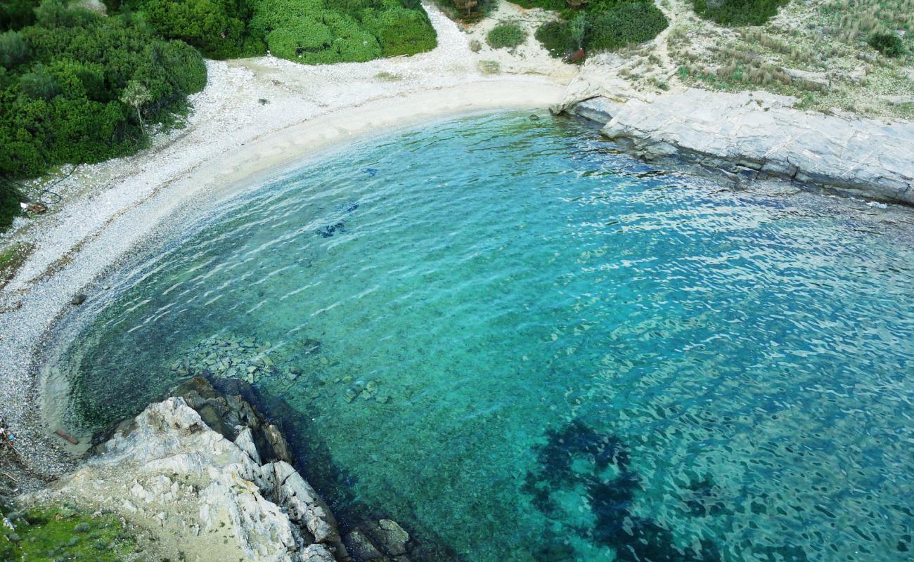 Ag. Stefanos beach'in fotoğrafı siyah kum ve çakıl yüzey ile