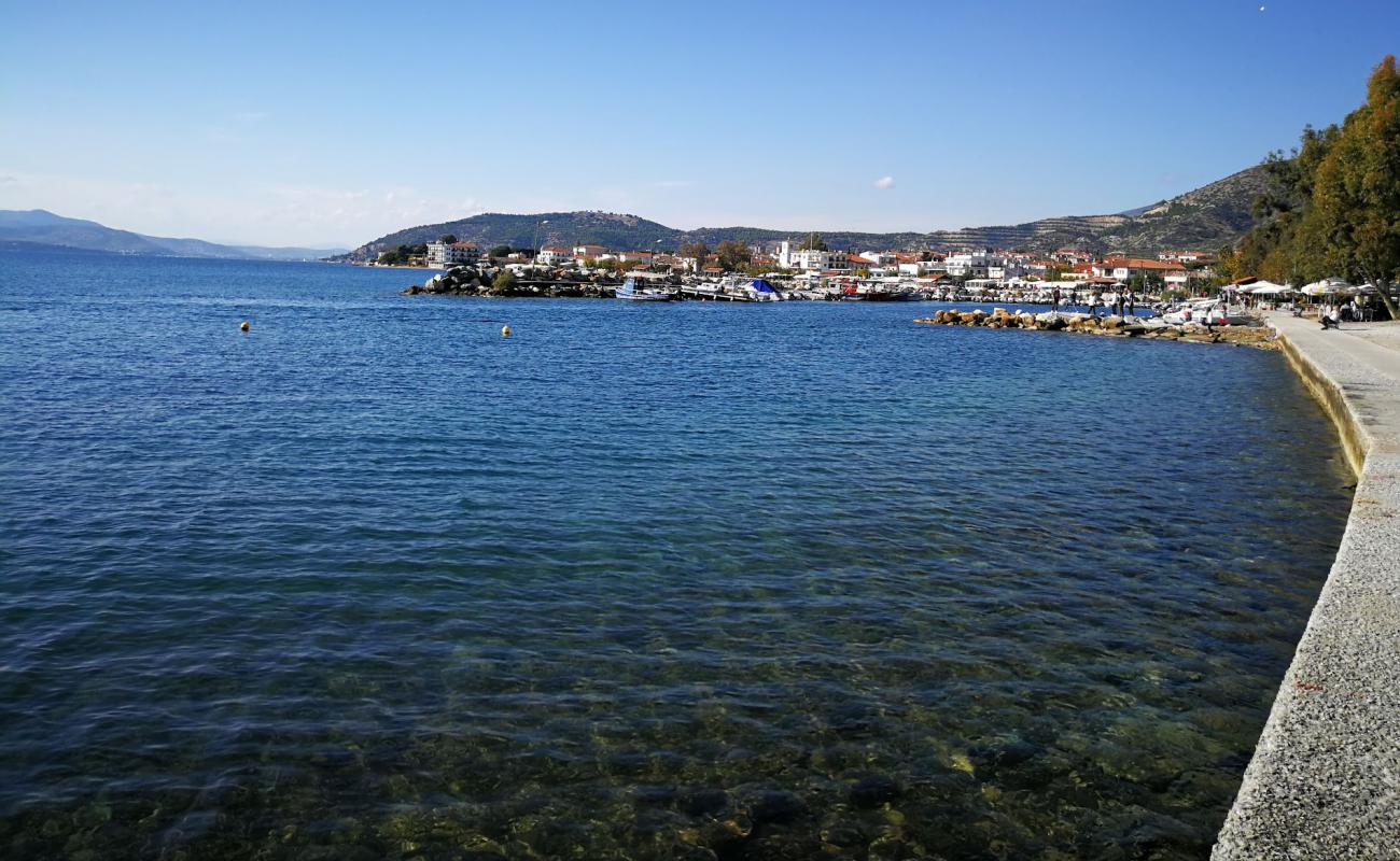 Agria beach'in fotoğrafı beton kaplı yüzey yüzey ile