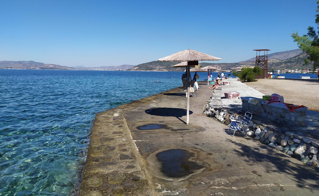 Soutrali beach'in fotoğrafı beton kaplı yüzey yüzey ile