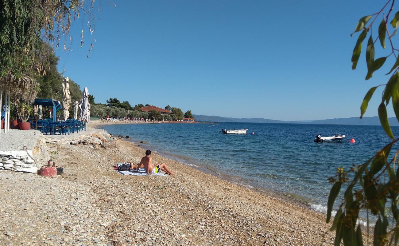 Malaki beach'in fotoğrafı siyah kum ve çakıllar yüzey ile