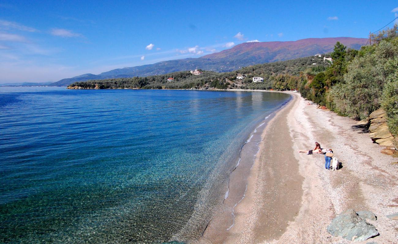 Callifteri beach'in fotoğrafı küçük kahverengi çakıllar yüzey ile