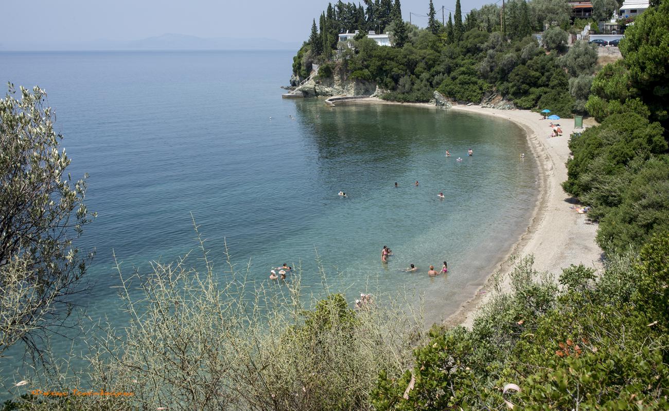 Lagoudi beach'in fotoğrafı küçük kahverengi çakıllar yüzey ile
