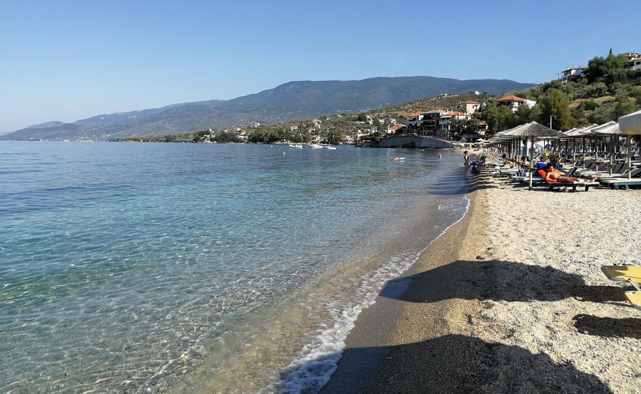 Ampovos beach'in fotoğrafı koyu i̇nce çakıl yüzey ile