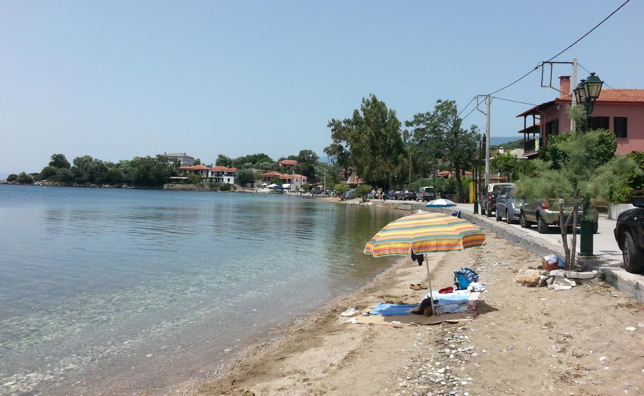 Lefokastro beach'in fotoğrafı siyah kum ve çakıllar yüzey ile