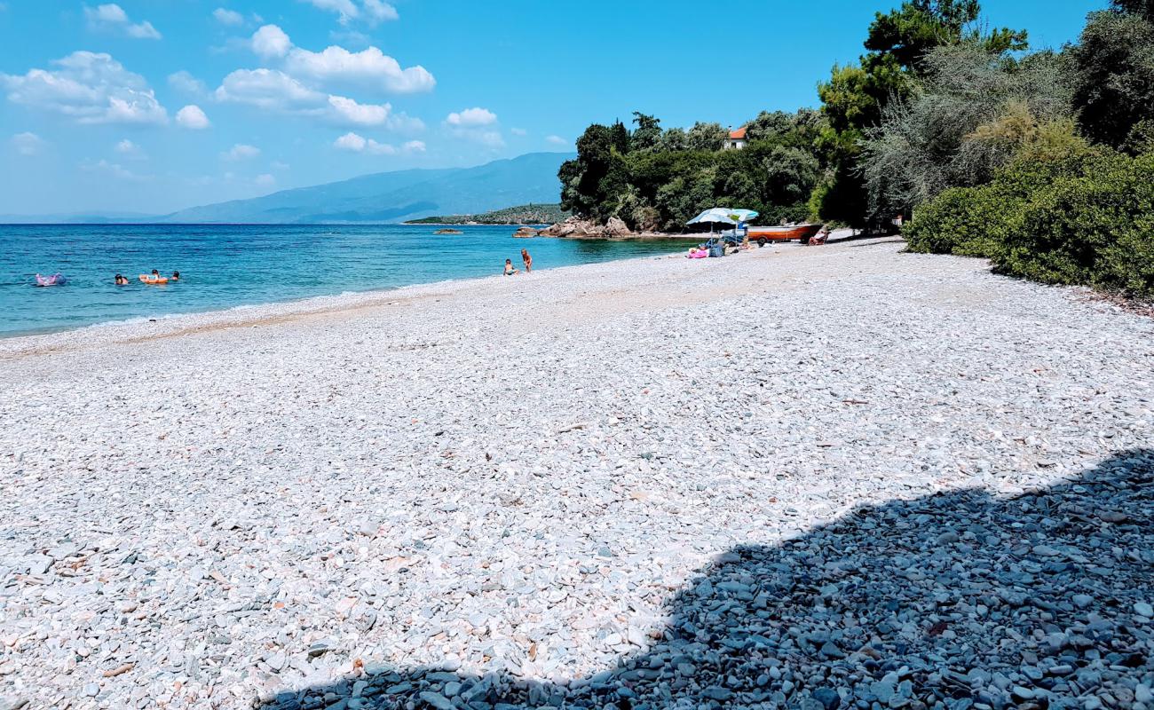 Marble beach'in fotoğrafı küçük bej çakıl yüzey ile