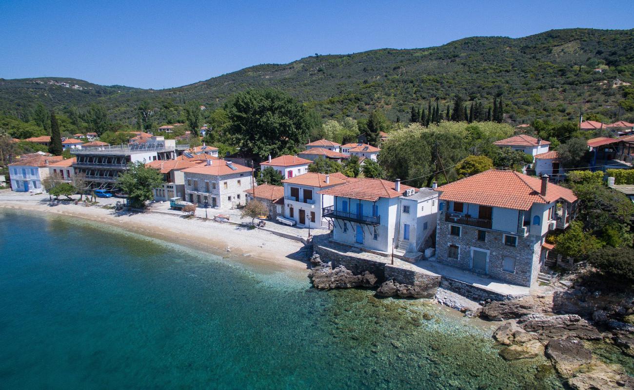 Horto beach'in fotoğrafı küçük kahverengi çakıllar yüzey ile