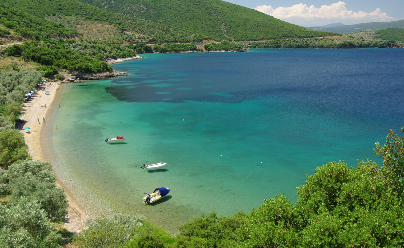 Vathia beach'in fotoğrafı bej çakıl yüzey ile