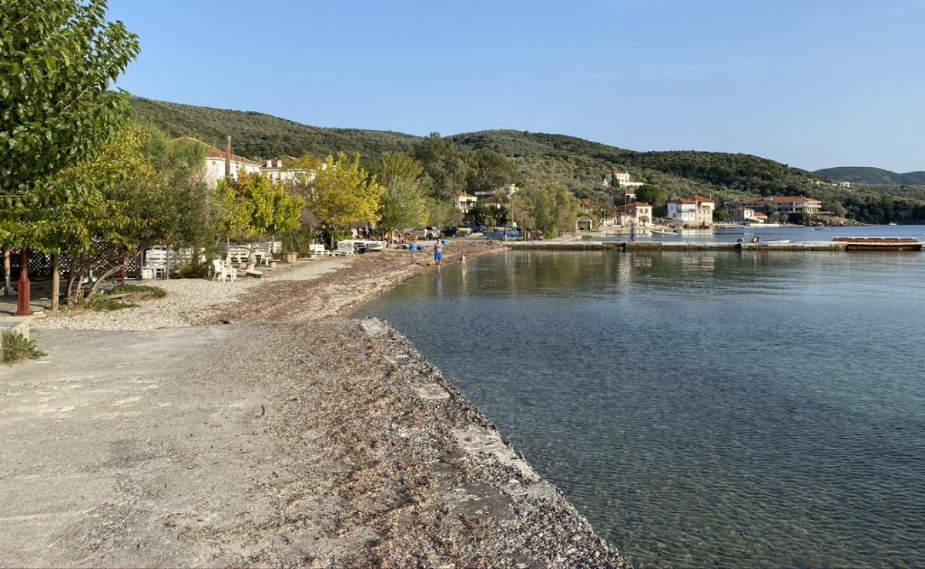 Marathia beach'in fotoğrafı küçük kahverengi çakıllar yüzey ile